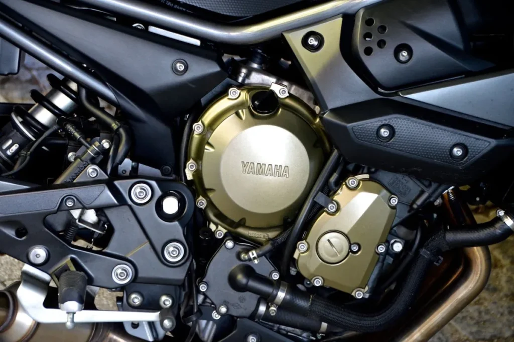 Moto a combustão, motor de moto, Yamaha, motor de motocicleta, peças de moto, tecnologia Yamaha, mecânica automotiva