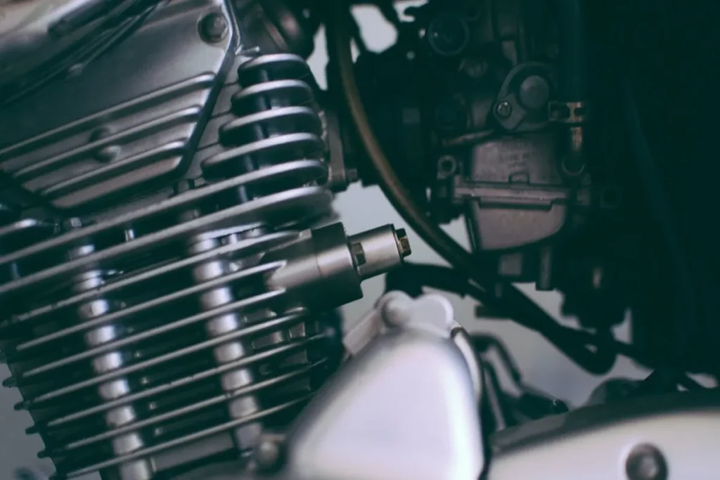 Moto a combustão, motor de moto, motor de combustão interna, peças de moto, tecnologia automotiva, mecânica de motos