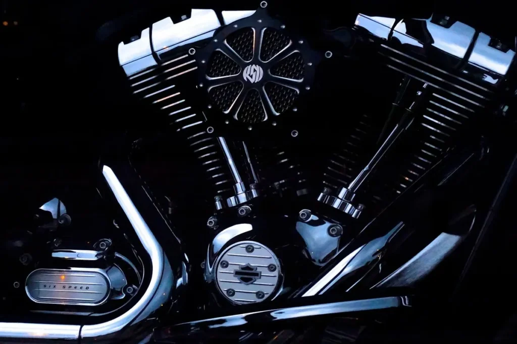Moto a combustão, motor V-twin, motor de moto custom, motor de alta performance, moto, mecânica de motos, peças de moto cromadas