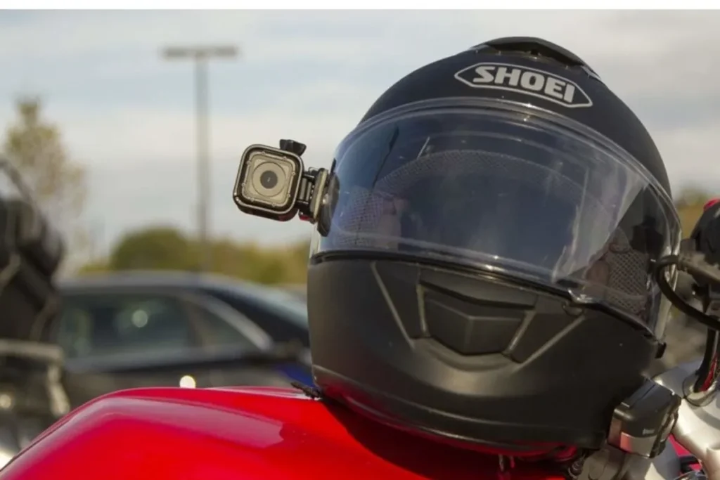 Capacete de motociclista da marca Shoei com câmera de ação fixada na lateral, ideal para gravar passeios e aventuras de moto.