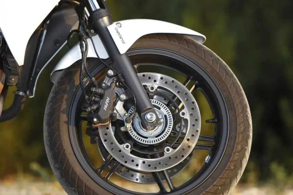 Roda dianteira de motocicleta com freio ABS e disco de freio.