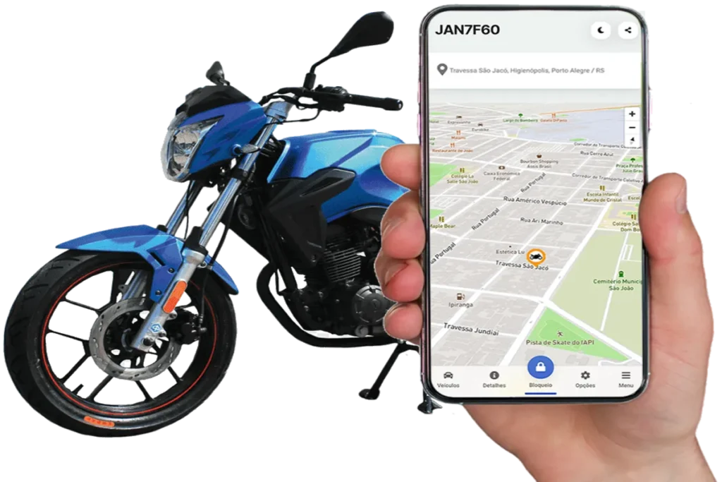 Uma motocicleta esportiva azul brilhante é apresentada ao lado de uma mão segurando um smartphone que exibe um aplicativo de rastreamento veicular. A tela do celular mostra um mapa da região de Porto Alegre/RS (Travessa São Jacó, Higienópolis) e funções como "Veículos", "Detalhes" e "Bloqueio", ilustrando a localização e segurança da moto através de GPS.